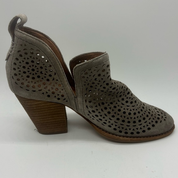 Jeffrey Campbell Rosalee Taupe Beige Perforated High Heel Booties Women 8 EUC - Picture 1 of 11